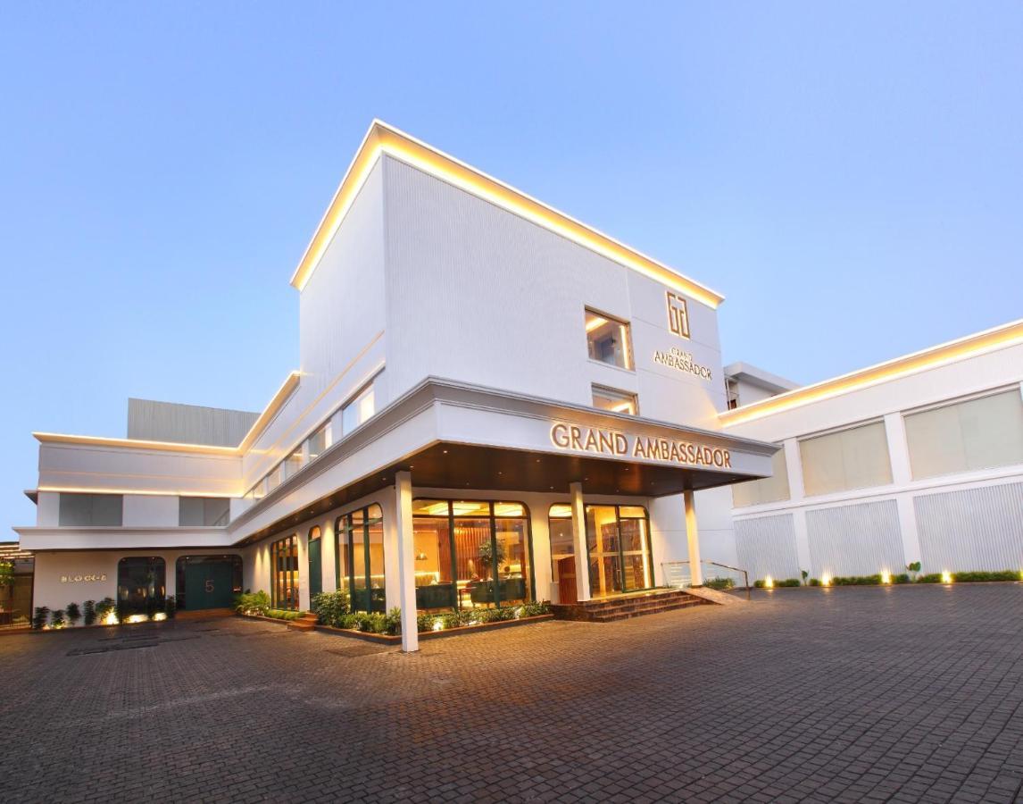The Grand Ambassador Hotel Котаям Екстериор снимка