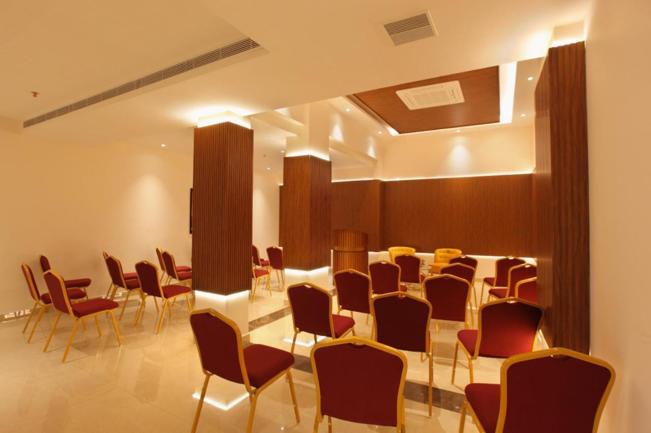 The Grand Ambassador Hotel Котаям Екстериор снимка